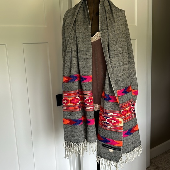 Clever Carriage Company Navaho print scarf 💯wool based artisan hand made wrap - Picture 9 of 14
